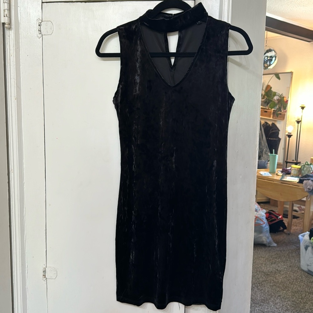 Women’s Sleeveless Black Velvet Dress